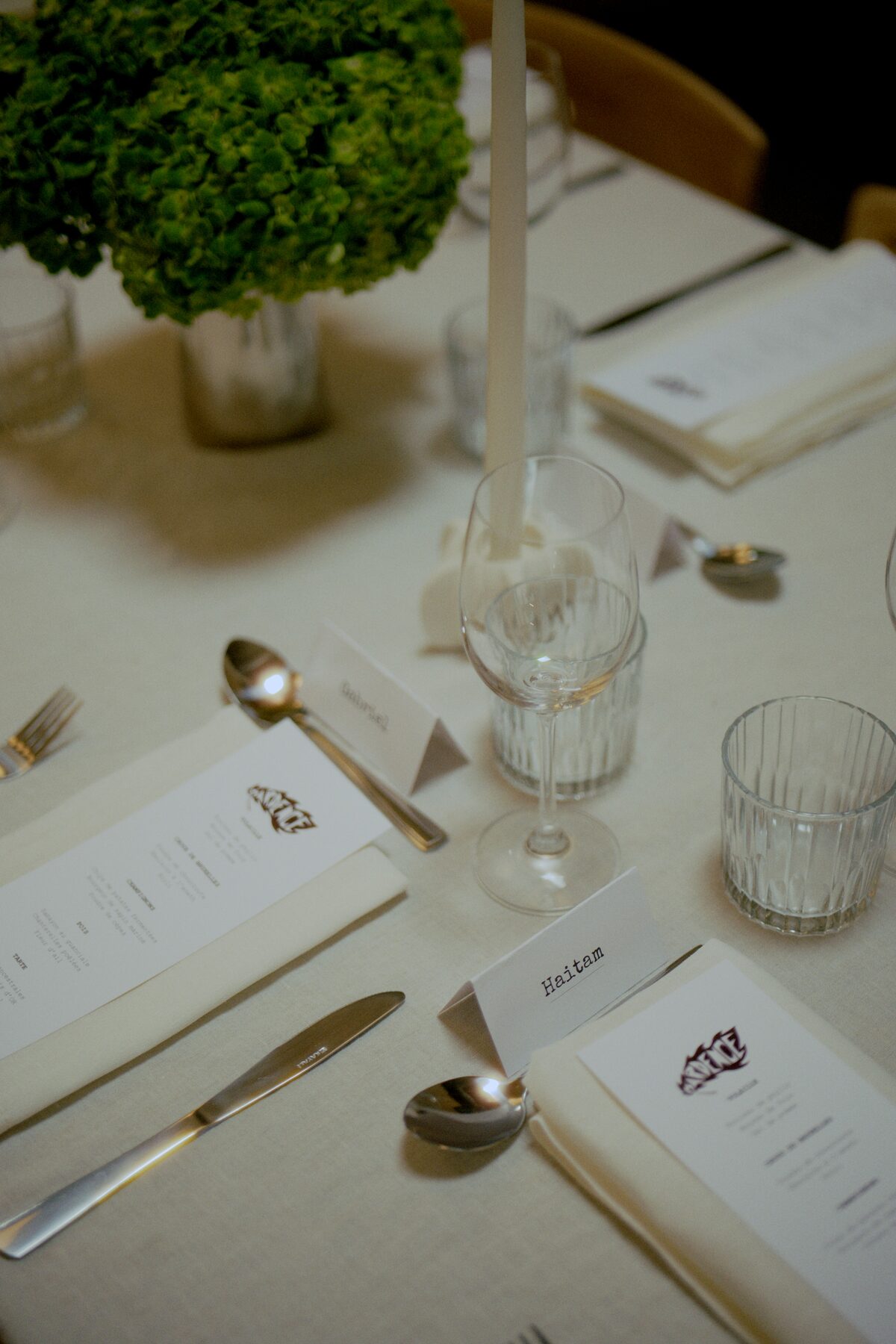 Détail de la table et cartons de place